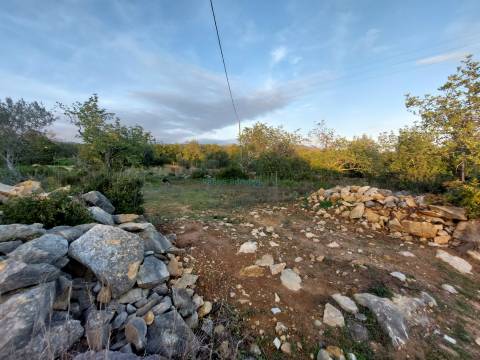Terreno rustico de 3.040m2 perto de Estoi