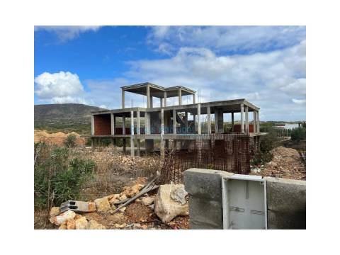 Moradia Independente com Estrutura Construída | Venda no Estado Atual ou Chave na Mão