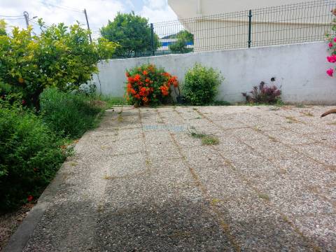 Moradia T3+1 de Charme Tradicional com Jardim e Potencial de Anexo