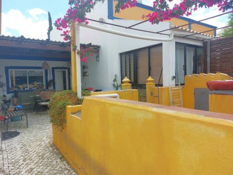 Moradia T3+1 de Charme Tradicional com Jardim e Potencial de Anexo