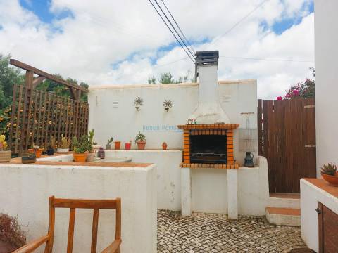 Moradia T3+1 de Charme Tradicional com Jardim e Potencial de Anexo