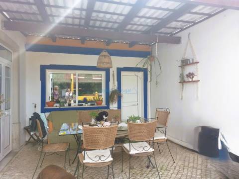 Moradia T3+1 de Charme Tradicional com Jardim e Potencial de Anexo