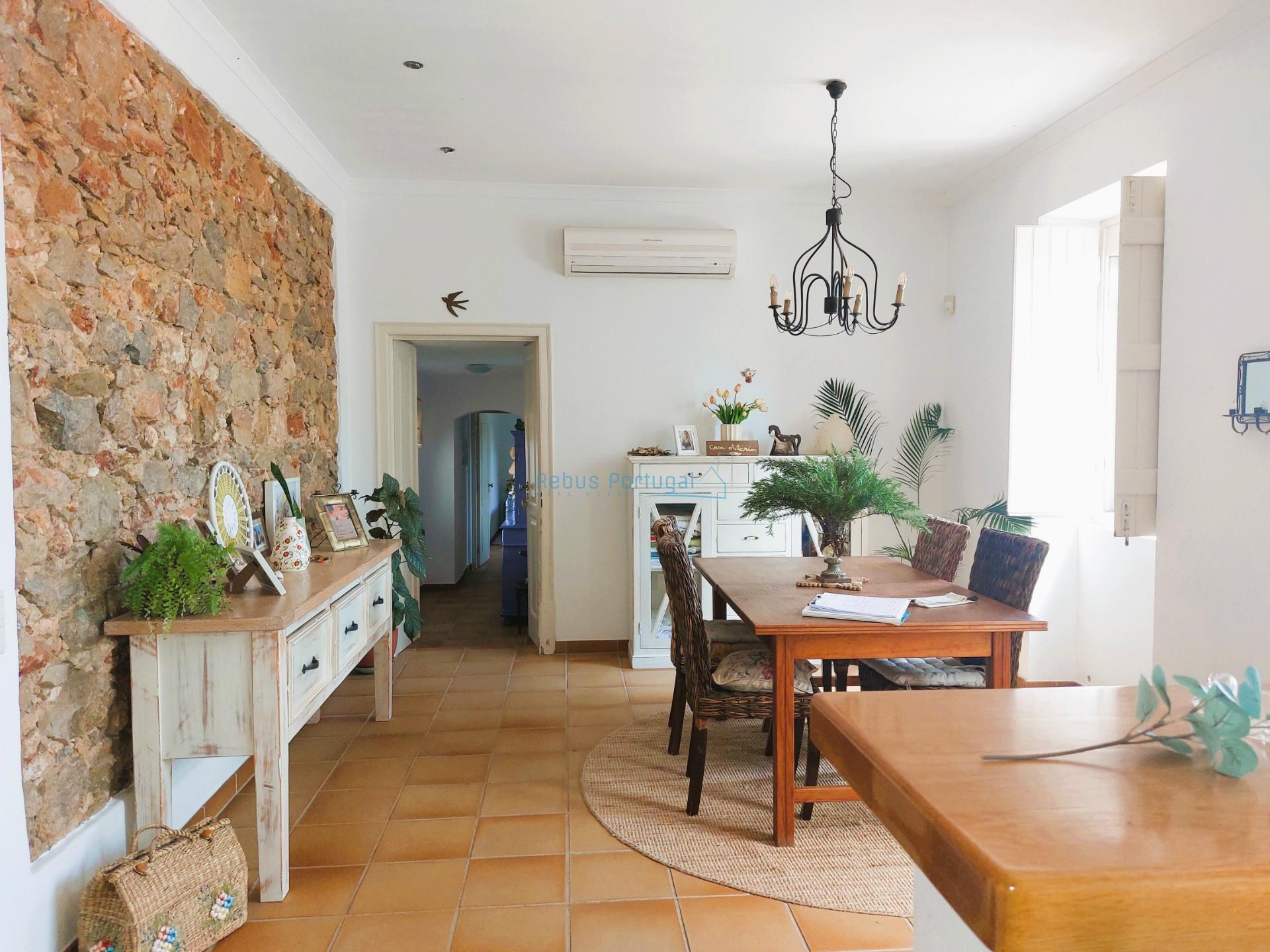 Moradia T3+1 de Charme Tradicional com Jardim e Potencial de Anexo