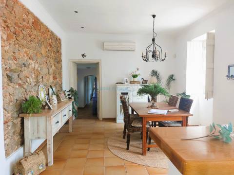 Moradia T3+1 de Charme Tradicional com Jardim e Potencial de Anexo