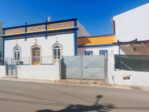 Moradia T3+1 de Charme Tradicional com Jardim e Potencial de Anexo