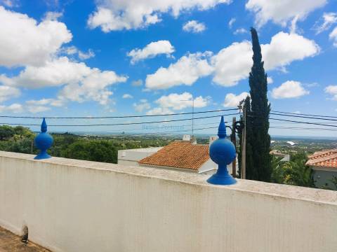 Moradia T3+1 de Charme Tradicional com Jardim e Potencial de Anexo