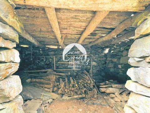 Moradia + 2 Palheiros com uma área total de 3070m2