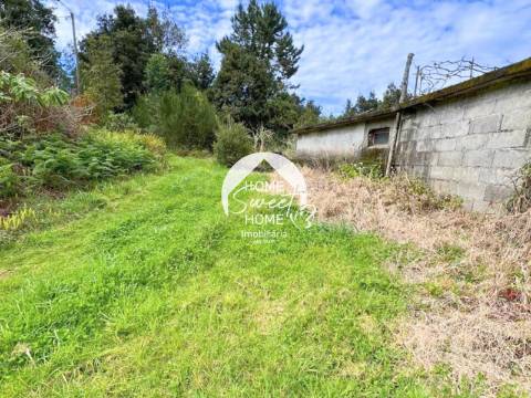 Moradia + 2 Palheiros com uma área total de 3070m2