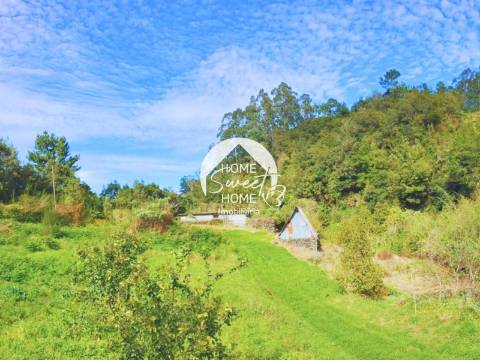 Moradia + 2 Palheiros com uma área total de 3070m2