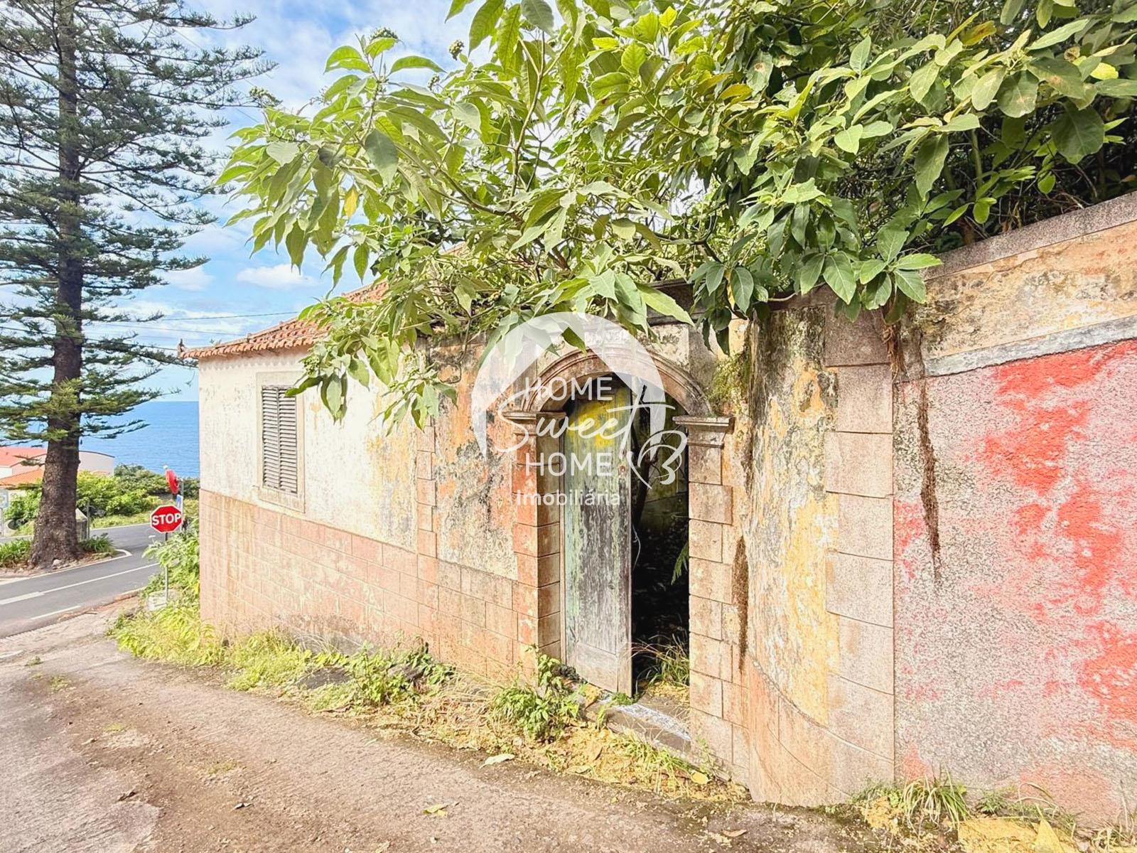 Moradia independente à venda na Estrada dos Poços