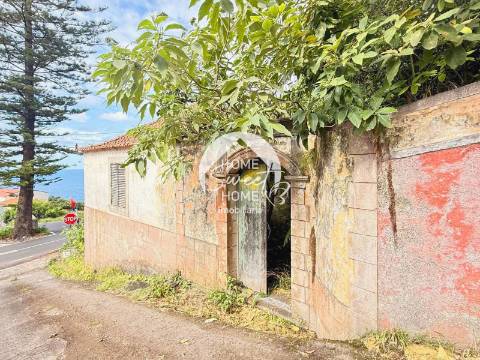 Moradia independente à venda na Estrada dos Poços