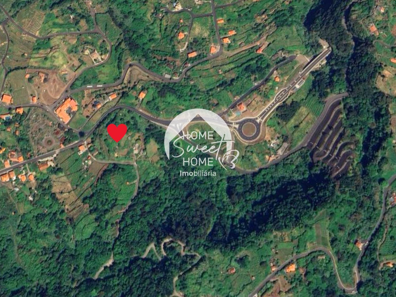 Moradia independente à venda na Estrada dos Poços