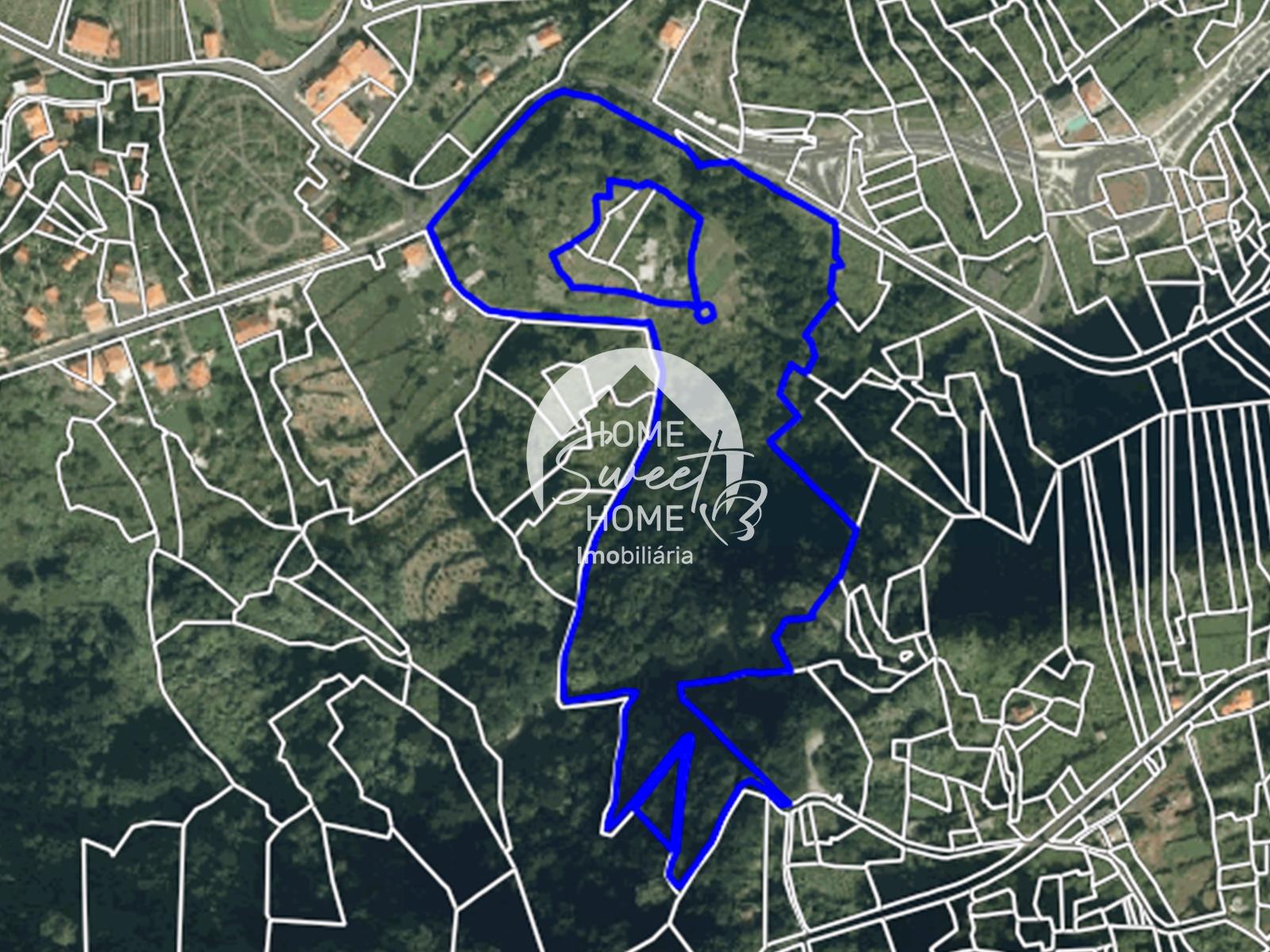 Moradia independente à venda na Estrada dos Poços