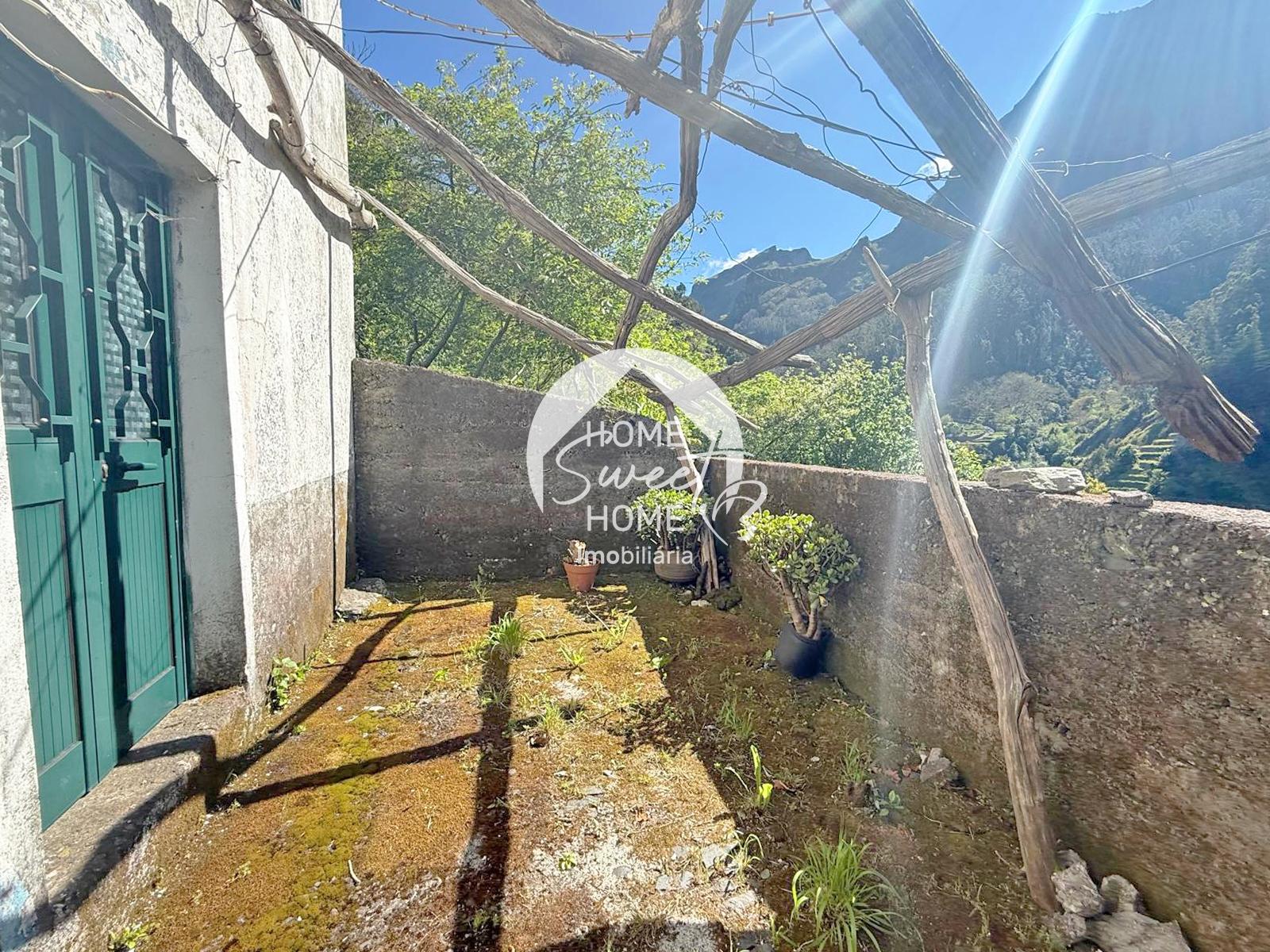 Moradia T1 em pedra, terreno e palheiro á venda no Curral das Freiras