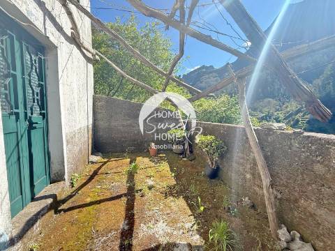 Moradia T1 em pedra, terreno e palheiro á venda no Curral das Freiras