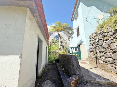Moradia T1 em pedra, terreno e palheiro á venda no Curral das Freiras