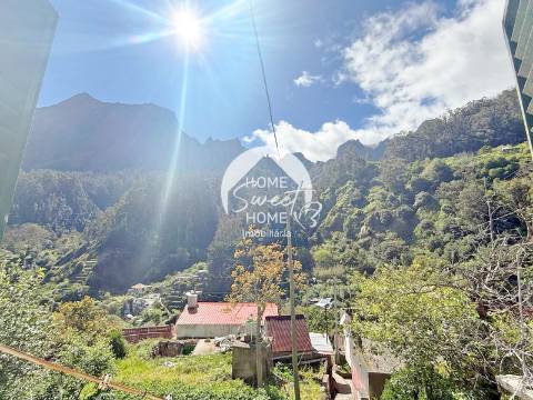 Moradia T1 em pedra, terreno e palheiro á venda no Curral das Freiras