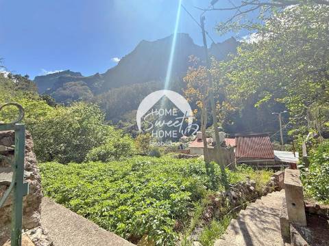 Moradia T1 em pedra, terreno e palheiro á venda no Curral das Freiras