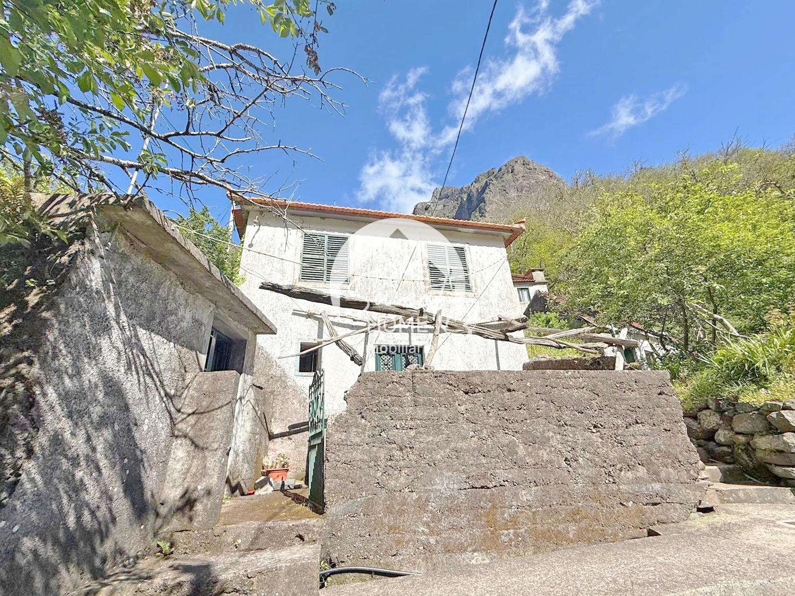 Moradia T1 em pedra, terreno e palheiro á venda no Curral das Freiras