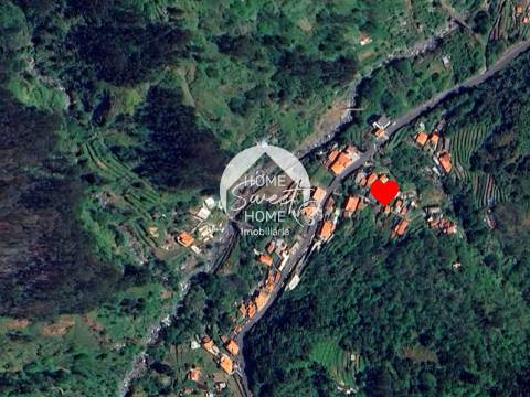 Moradia T1 em pedra, terreno e palheiro á venda no Curral das Freiras