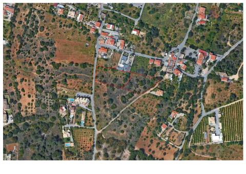 Terreno com projecto aprovado para construção de condomínio de luxo.