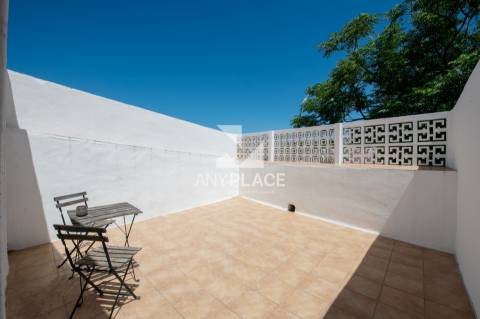 Encantadora Moradia totalmente renovada com vista para as muralhas do Castelo em Loulé.