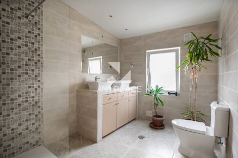 Encantadora Moradia totalmente renovada com vista para as muralhas do Castelo em Loulé.