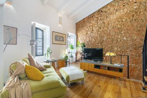 Charmosa Moradia Renovada com Dois Apartamentos Independentes no Centro Histórico de Loulé