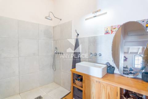 Charmosa Moradia Renovada com Dois Apartamentos Independentes no Centro Histórico de Loulé