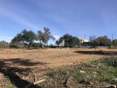 Terreno com viabilidade de construção de moradia de três pisos com piscina e bonita vista Mar.