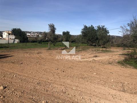 Terreno com viabilidade de construção de moradia de três pisos com piscina e bonita vista Mar.