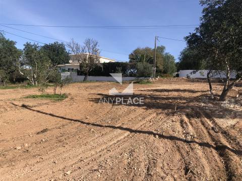 Terreno com viabilidade de construção de moradia de três pisos com piscina e bonita vista Mar.