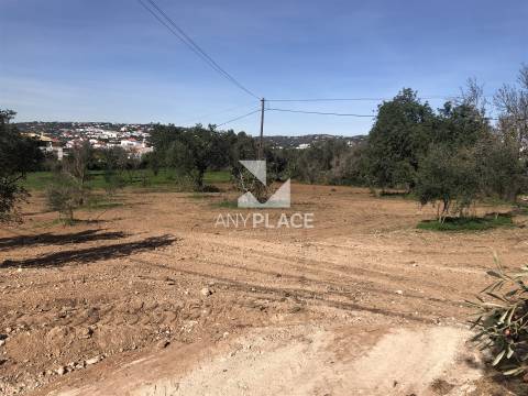 Terreno com viabilidade de construção de moradia de três pisos com piscina e bonita vista Mar.