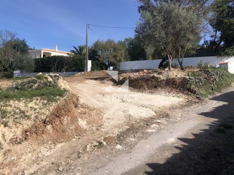 Terreno com viabilidade de construção de moradia de três pisos com piscina e bonita vista Mar.