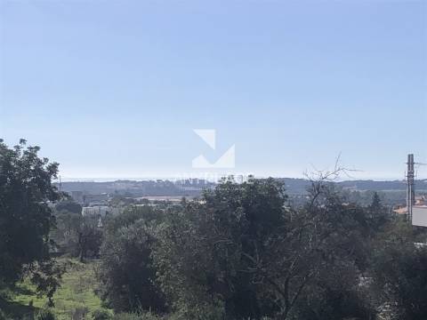 Terreno com viabilidade de construção de moradia de três pisos com piscina e bonita vista Mar.