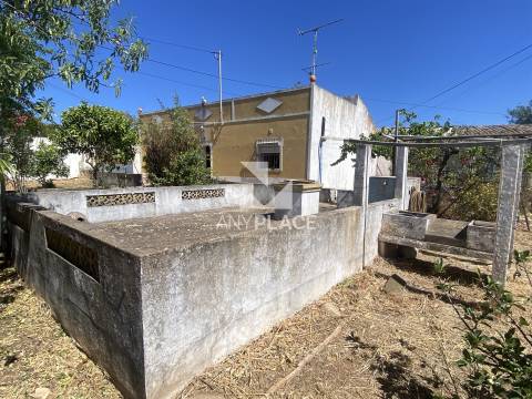 Quinta para recuperar situada numa zona muito valorizada.