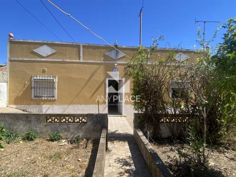 Quinta para recuperar situada numa zona muito valorizada.