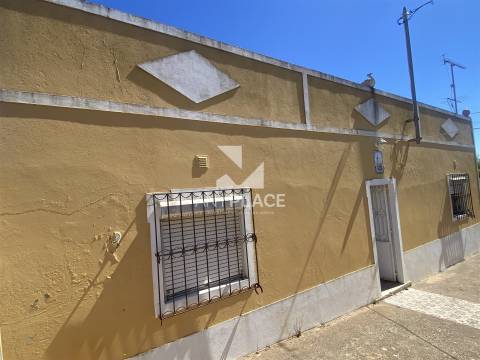 Quinta para recuperar situada numa zona muito valorizada.