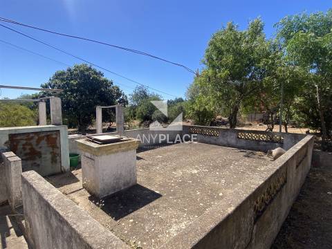 Quinta para recuperar situada numa zona muito valorizada.