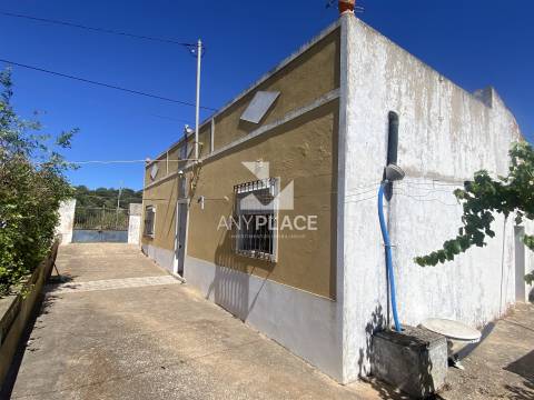 Quinta para recuperar situada numa zona muito valorizada.