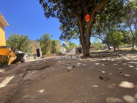 Quinta para recuperar situada numa zona muito valorizada.