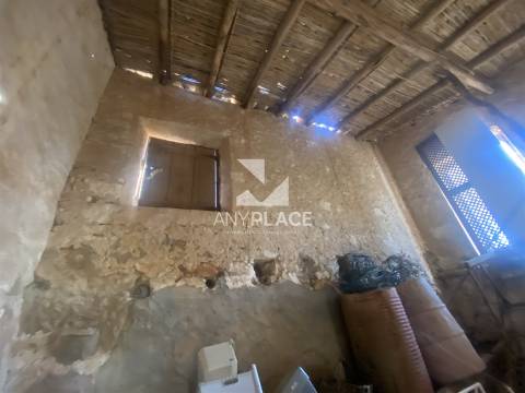 Excelente quinta com moradia para renovar situada em zona tranquila e valorizada.