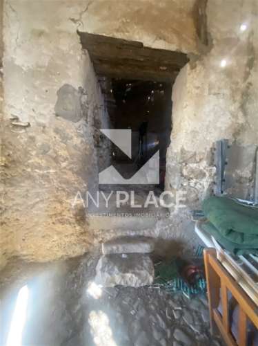 Excelente quinta com moradia para renovar situada em zona tranquila e valorizada.