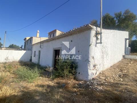Excelente quinta com moradia para renovar situada em zona tranquila e valorizada.