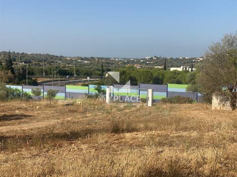 Excelente quinta com moradia para renovar situada em zona tranquila e valorizada.