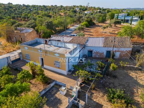 Quinta para recuperar situada numa zona muito valorizada.