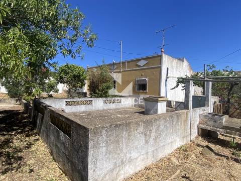 Quinta para recuperar situada numa zona muito valorizada.