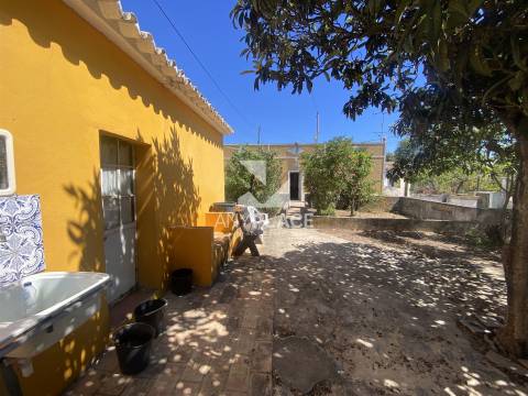 Quinta para recuperar situada numa zona muito valorizada.