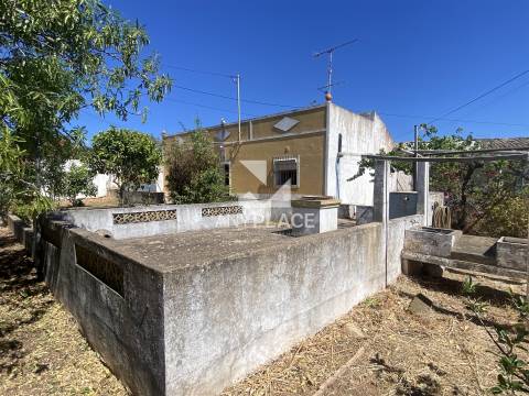 Quinta para recuperar situada numa zona muito valorizada.