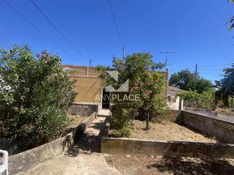 Quinta para recuperar situada numa zona muito valorizada.